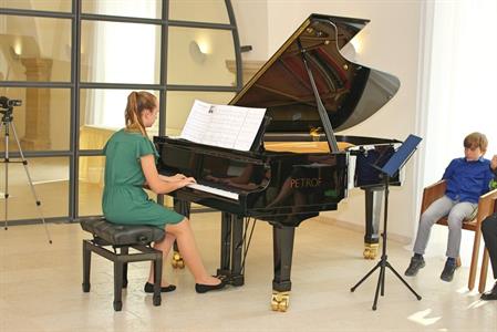 Základní umělecká škola * Absolventský koncert mladých klavíristů - Kristýny Machačové, Kláry Mikulicové, Anabely Horáčkové a Miroslava Náležinského