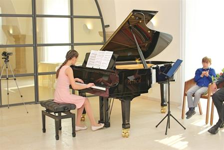 Základní umělecká škola * Absolventský koncert mladých klavíristů - Kristýny Machačové, Kláry Mikulicové, Anabely Horáčkové a Miroslava Náležinského