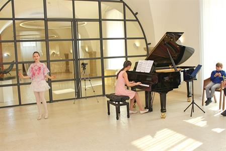 Základní umělecká škola * Absolventský koncert mladých klavíristů - Kristýny Machačové, Kláry Mikulicové, Anabely Horáčkové a Miroslava Náležinského