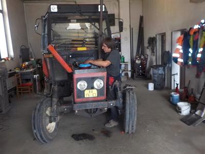 Služby města * Oprava traktoru Zetor 5211