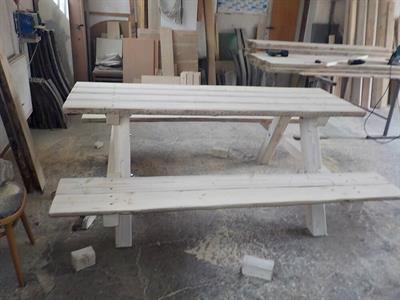 Služby města * Výroba dřevěných stolů a laviček