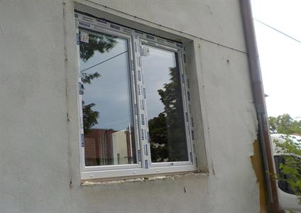 Služby města * Rekonstrukce pošty - výměna oken a dveří