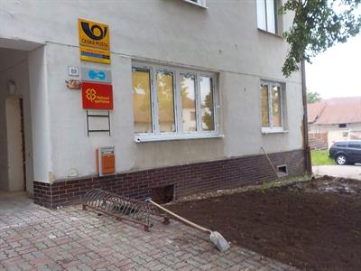 Služby města * Rekonstrukce pošty - výměna oken a dveří