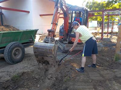 Služby města * Položení nového povrchu - kamínků na dětském hřišti za kostelem