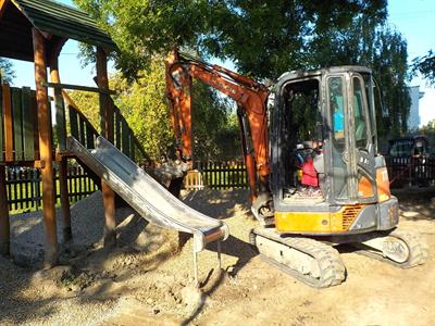 Služby města * Položení nového povrchu - kamínků na dětském hřišti za kostelem