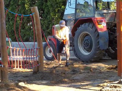 Služby města * Položení nového povrchu - kamínků na dětském hřišti za kostelem