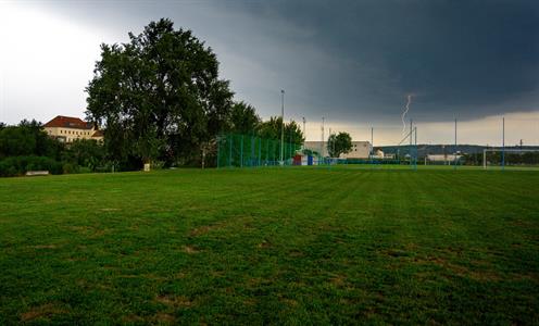 ZVÍŘÁTKA A PETROVŠTÍ - Divadelní představení předčasně ukončil déšť