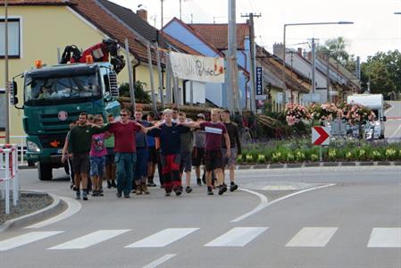 Chasa přivezla hodovní máju