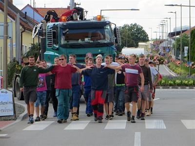 Chasa přivezla hodovní máju