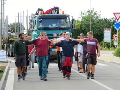 Chasa přivezla hodovní máju