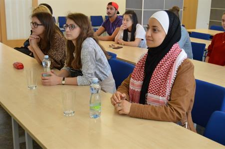 Gymnázium * EDISON - zahraniční studenti lektory na velkopavlovickém gymnáziu