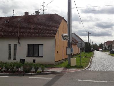 Dopravní zrcadlo na křižovatce ulic Příční, V Sadech a Brněnská