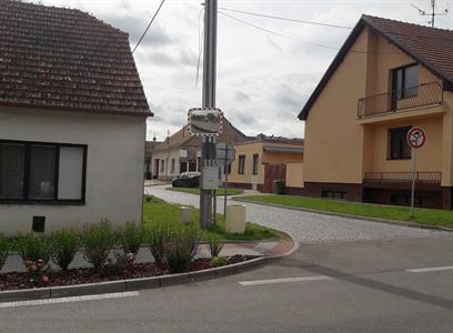 Dopravní zrcadlo na křižovatce ulic Příční, V Sadech a Brněnská