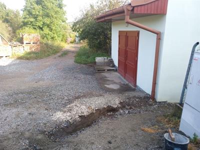 Uličku mezi domy vymlela voda