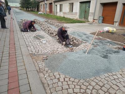  V ulici Střední se pustili do práce dlaždiči