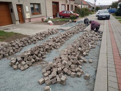  V ulici Střední se pustili do práce dlaždiči