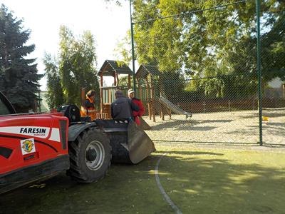 Služby města * Oprava plotu na hřišti u kostela