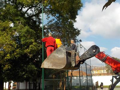 Služby města * Oprava plotu na hřišti u kostela