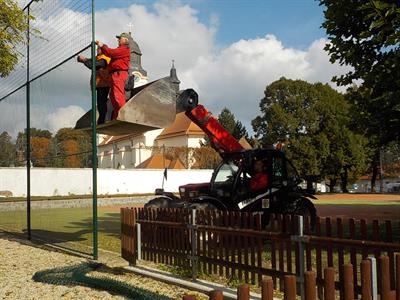 Služby města * Oprava plotu na hřišti u kostela