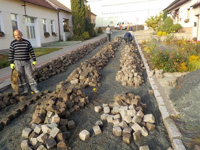 Pokládka žulových kostek v ulici Střední