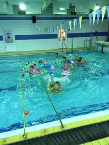 Mateřská škola * Kurz plavání předškoláků na bazénu v Hustopečích
