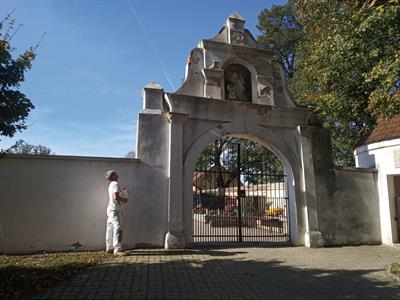 Snad se podaří bránu na hřbitov konečně opravit