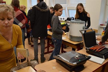 Gymnázium * Studentský vánoční jarmark a koncert v kostele