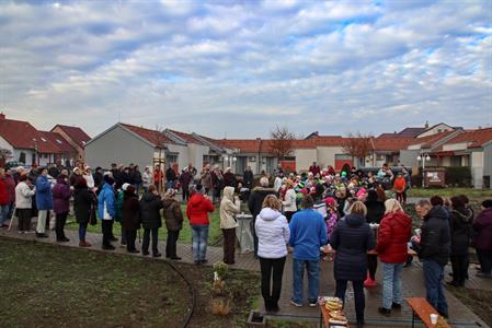 Základní škola * Vánoční koledování aneb Děti seniorům a senioři dětem