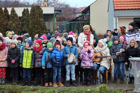 Základní škola * Vánoční koledování aneb Děti seniorům a senioři dětem