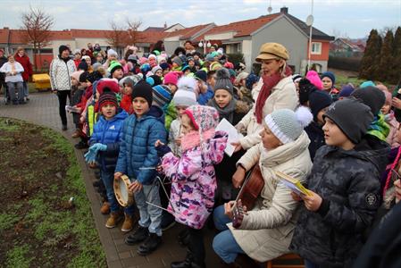 Základní škola * Vánoční koledování aneb Děti seniorům a senioři dětem