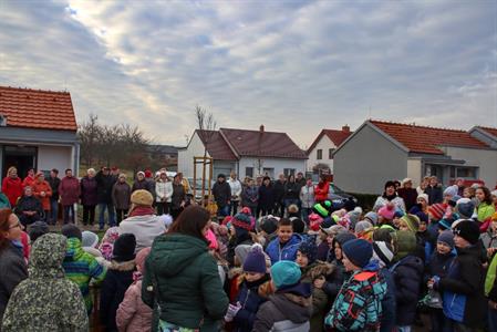 Základní škola * Vánoční koledování aneb Děti seniorům a senioři dětem