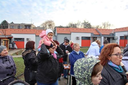 Základní škola * Vánoční koledování aneb Děti seniorům a senioři dětem