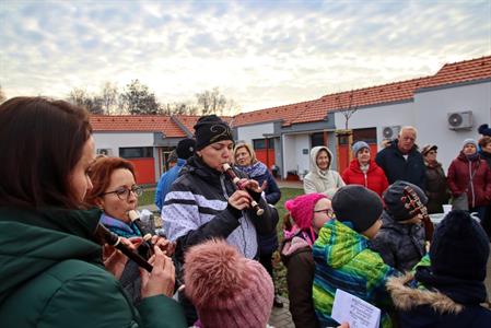 Základní škola * Vánoční koledování aneb Děti seniorům a senioři dětem