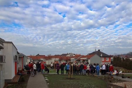 Základní škola * Vánoční koledování aneb Děti seniorům a senioři dětem