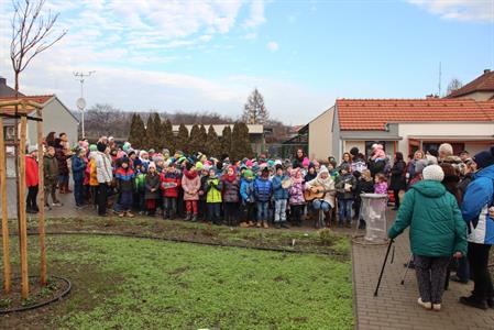 Základní škola * Vánoční koledování aneb Děti seniorům a senioři dětem