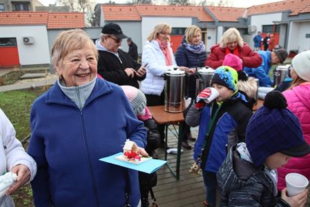 Základní škola * Vánoční koledování aneb Děti seniorům a senioři dětem