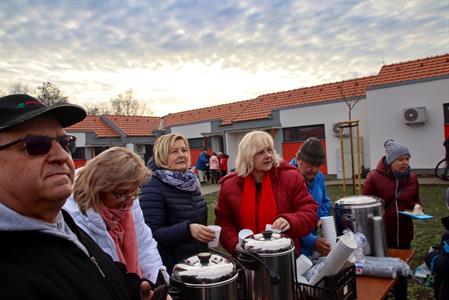 Základní škola * Vánoční koledování aneb Děti seniorům a senioři dětem