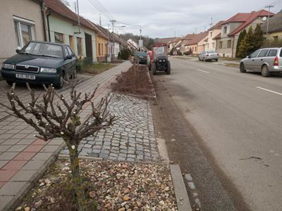 Služby města * Údržba zeleného pruhu v ulici Pod Břehy