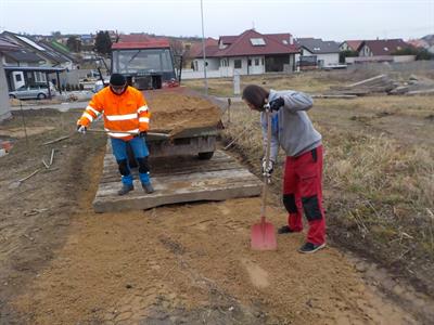 Služby města * Pokládka betonových pražců v Ostrovci 