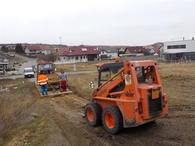 Služby města * Pokládka betonových pražců v Ostrovci 