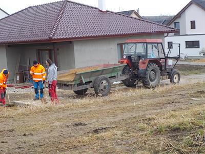 Služby města * Pokládka betonových pražců v Ostrovci 