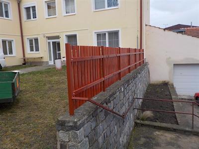 Služby města * Oprava plotu u bytového domu v ulici Boženy Němcové