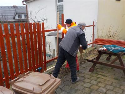 Služby města * Oprava plotu u bytového domu v ulici Boženy Němcové