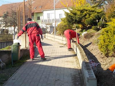 Služby města * Zpevnění svahu u prodejny COOP