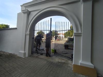 Město Velké Pavlovice * Hřbitovní brána už má hotovou i kovou část