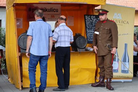 Zarážení hory a burčáková zábava * Sobotní odpoledne patřilo vínu, burčáku a zábavě