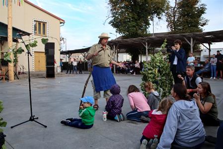 Zarážení hory a burčáková zábava * Sobotní odpoledne patřilo vínu, burčáku a zábavě