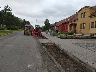 Služby města * V ulici Dlouhá se dokončují zpevněné plochy pro vozidla