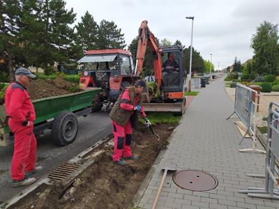 Služby města * V ulici Dlouhá se dokončují zpevněné plochy pro vozidla