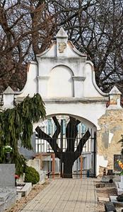 Město Velké Pavlovice * Hřbitovní brána v proměnách času